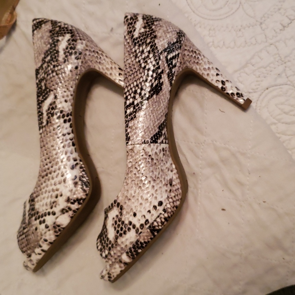 GENTLY USED Size 9 BANDILINO SNAKE SKIN HEELS PERFECT CONDITION - Picture 2 of 3